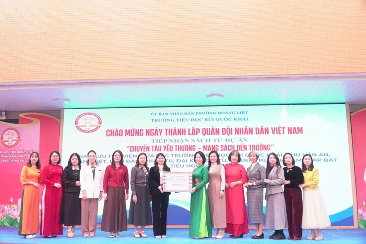 Chương trình "Chuyến xe sách - trạm dừng yêu thương" và giao lưu thư viện giữa các trường Tiểu học Đại Kim, Bùi Quốc Khái, Chu Văn An, Hoàng Liệt, Linh Đàm, Phạm Tu, Đại Từ, Thanh Trì, Lĩnh Nam, Giáp Bát và Tiểu học Định Công- Ảnh 1.