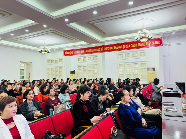 Tuyên truyền, phổ biến pháp luật về trật tự an toàn giao thông năm 2025 cho cán bộ hội viên phụ nữ phường Bồ Đề- Ảnh 3.