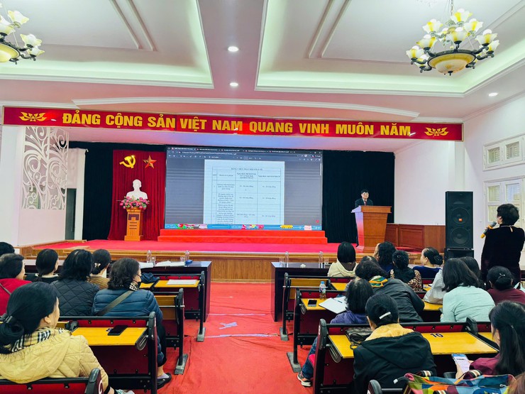 Tuyên truyền, phổ biến pháp luật về trật tự an toàn giao thông năm 2025 cho cán bộ hội viên phụ nữ phường Bồ Đề- Ảnh 4.