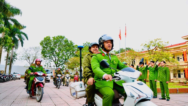 Công an xã Tam Hưng ra quân cao điểm tấn công, trấn áp tội phạm, quyết tâm giữ vững bình yên, bảo vệ tuyệt đối an toàn các sự kiện chính trị trọng đại của Đất nước- Ảnh 6.