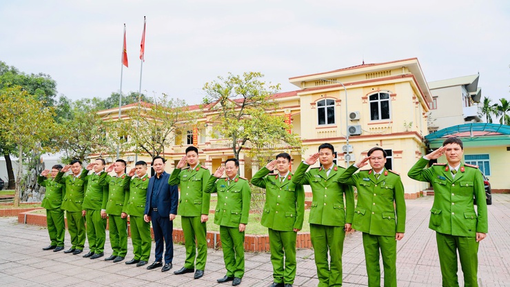 Công an xã Tam Hưng ra quân cao điểm tấn công, trấn áp tội phạm, quyết tâm giữ vững bình yên, bảo vệ tuyệt đối an toàn các sự kiện chính trị trọng đại của Đất nước- Ảnh 4.