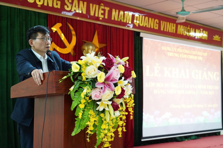 Phường Chương Mỹ khai giảng lớp bồi dưỡng lý luận chính trị cho đảng viên mới năm 2025- Ảnh 2.