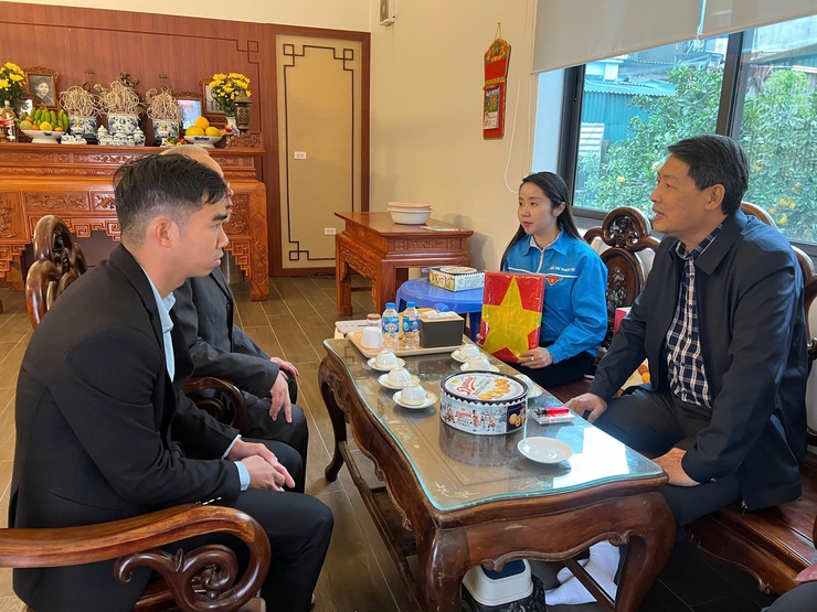 XÃ THANH TRÌ TRAO TẶNG DI ẢNH LIỆT SỸ ĐƯỢC PHỤC DỰNG BẰNG CÔNG NGHỆ HIỆN ĐẠI - Ảnh 1.