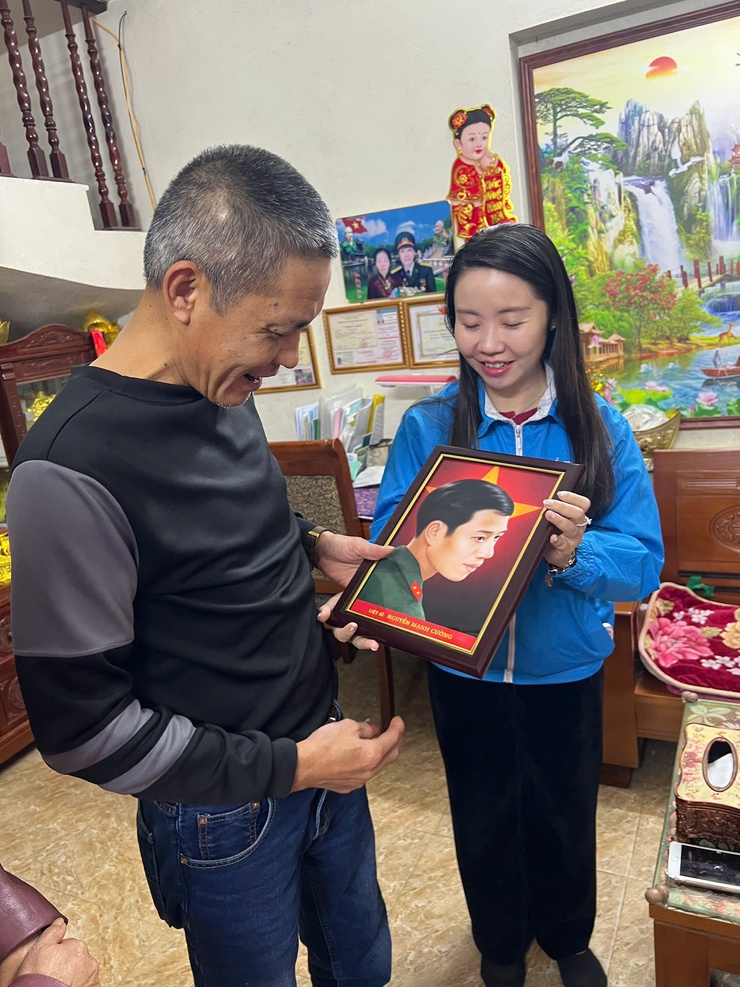 XÃ THANH TRÌ TRAO TẶNG DI ẢNH LIỆT SỸ ĐƯỢC PHỤC DỰNG BẰNG CÔNG NGHỆ HIỆN ĐẠI - Ảnh 3.