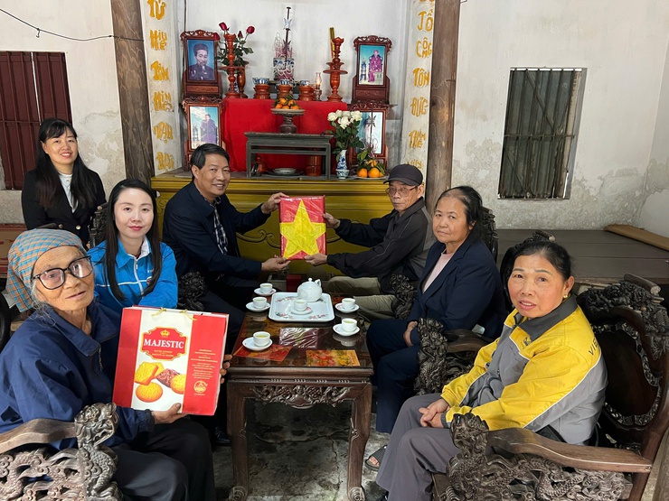 XÃ THANH TRÌ TRAO TẶNG DI ẢNH LIỆT SỸ ĐƯỢC PHỤC DỰNG BẰNG CÔNG NGHỆ HIỆN ĐẠI - Ảnh 2.