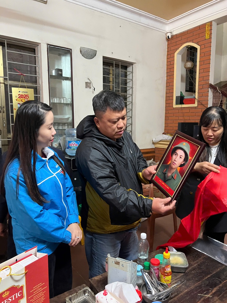 XÃ THANH TRÌ TRAO TẶNG DI ẢNH LIỆT SỸ ĐƯỢC PHỤC DỰNG BẰNG CÔNG NGHỆ HIỆN ĐẠI - Ảnh 6.