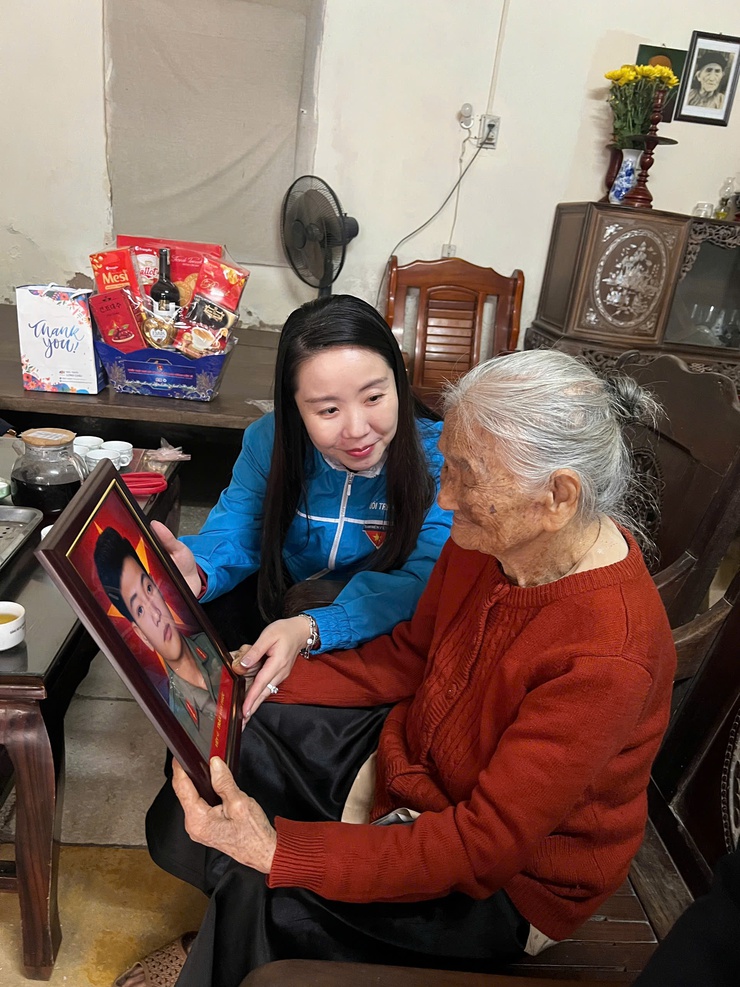 XÃ THANH TRÌ TRAO TẶNG DI ẢNH LIỆT SỸ ĐƯỢC PHỤC DỰNG BẰNG CÔNG NGHỆ HIỆN ĐẠI - Ảnh 5.