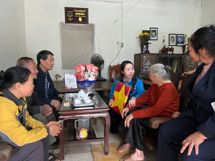 XÃ THANH TRÌ TRAO TẶNG DI ẢNH LIỆT SỸ ĐƯỢC PHỤC DỰNG BẰNG CÔNG NGHỆ HIỆN ĐẠI - Ảnh 9.