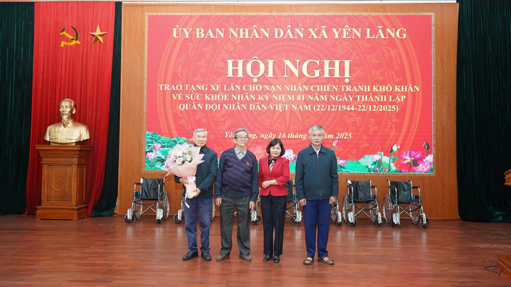 Trao tặng xe lăn cho nạn nhân chiến tranh khó khăn về sức khỏe trên địa bàn xã Yên Lãng
- Ảnh 1.