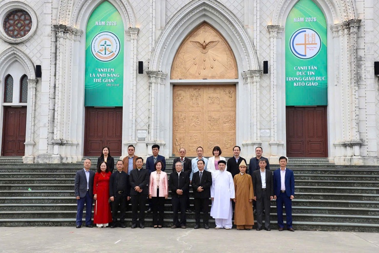 Chủ tịch Ủy ban MTTQ Việt Nam thành phố Hà Nội Bùi Huyền Mai chúc mừng giáng sinh Giáo xứ Bằng Sở - Ảnh 4.