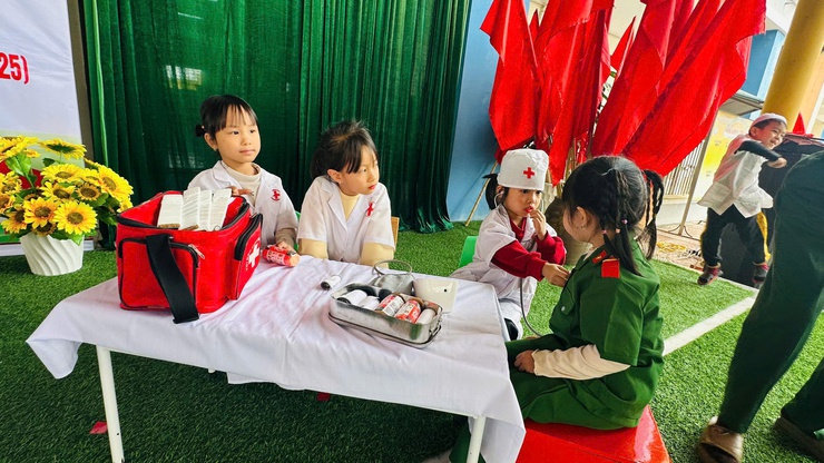 Hoạt động trải nghiệm chào mừng ngày 22/12 - Ngày thành lập Quân đội Nhân dân Việt Nam của trường Mầm non Đồng Thái, xã Vật Lại- Ảnh 4.