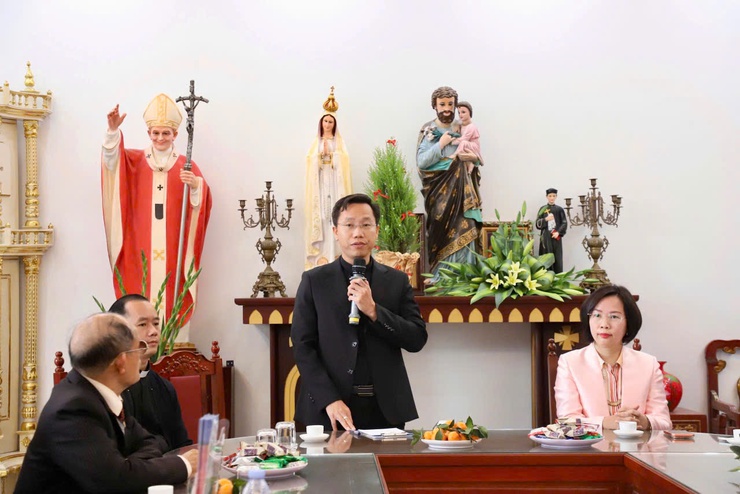 Chủ tịch Ủy ban MTTQ Việt Nam thành phố Hà Nội Bùi Huyền Mai chúc mừng giáng sinh Giáo xứ Bằng Sở - Ảnh 3.