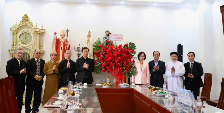 Chủ tịch Ủy ban MTTQ Việt Nam thành phố Hà Nội Bùi Huyền Mai chúc mừng giáng sinh Giáo xứ Bằng Sở - Ảnh 1.