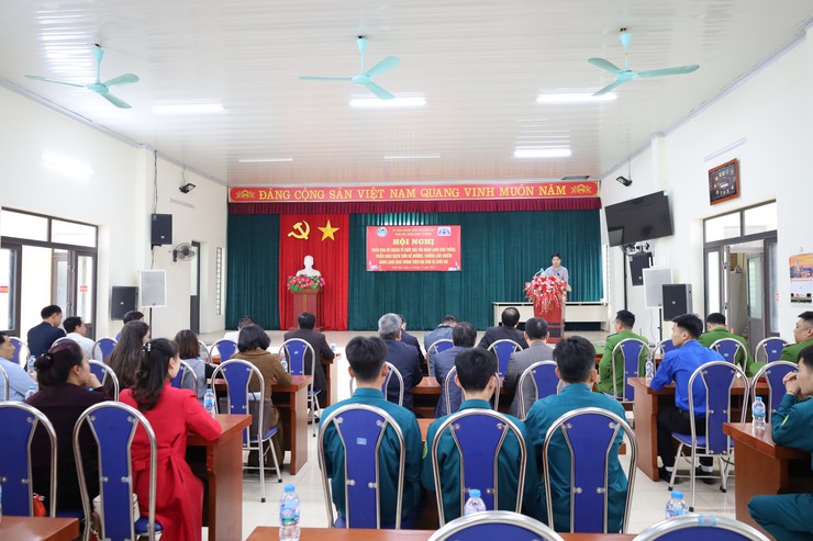 
Xã Suối Hai ra quân triển khai thí điểm kẻ vạch sơn chống lấn chiếm hành lang giao thông và bố trí biển hiệu quảng cáo đúng quy định trên tuyến đường 414- Ảnh 2.