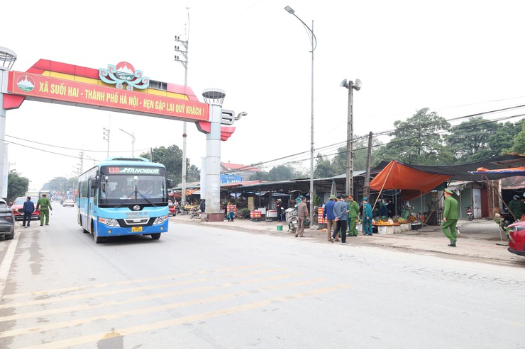 
Xã Suối Hai ra quân triển khai thí điểm kẻ vạch sơn chống lấn chiếm hành lang giao thông và bố trí biển hiệu quảng cáo đúng quy định trên tuyến đường 414- Ảnh 4.