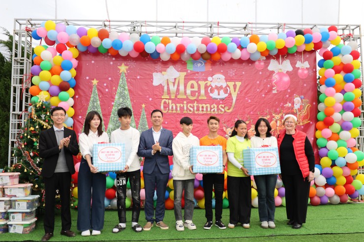 Chương trình mừng Giáng sinh cho trẻ em có hoàn cảnh khó khăn tại xã Suối Hai- Ảnh 2.