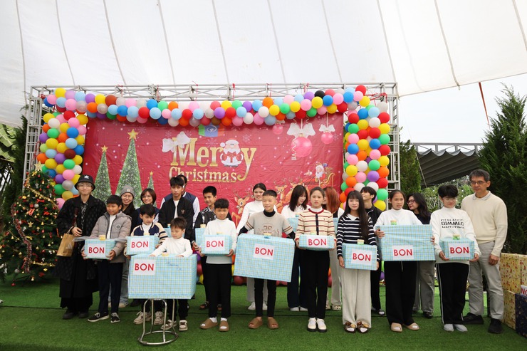 Chương trình mừng Giáng sinh cho trẻ em có hoàn cảnh khó khăn tại xã Suối Hai- Ảnh 4.