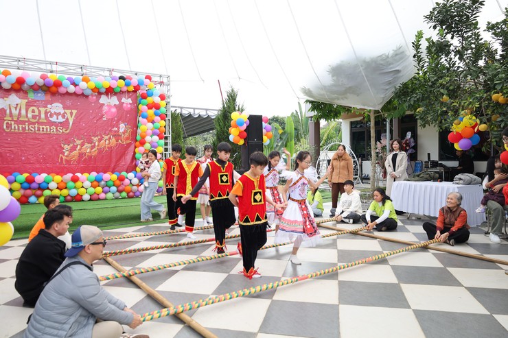 Chương trình mừng Giáng sinh cho trẻ em có hoàn cảnh khó khăn tại xã Suối Hai- Ảnh 6.