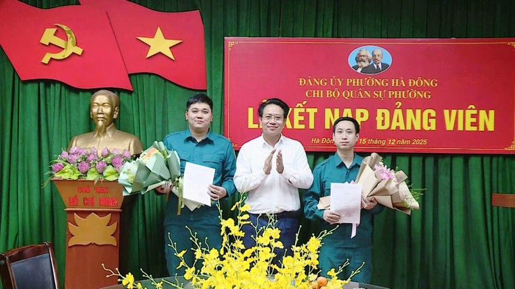 Chi bộ quân sự phường Hà Đông tổ chức Lễ kết nạp 02 Đảng viên mới- Ảnh 1.