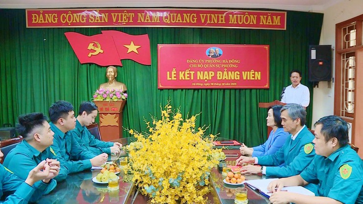 Chi bộ quân sự phường Hà Đông tổ chức Lễ kết nạp 02 Đảng viên mới- Ảnh 2.