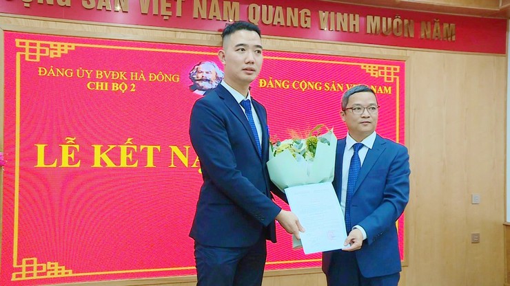 Chi bộ 2 (Đảng ủy Bệnh viện Đa Khoa Hà Đông) tổ chức Lễ kết nạp Đảng viên mới- Ảnh 1.