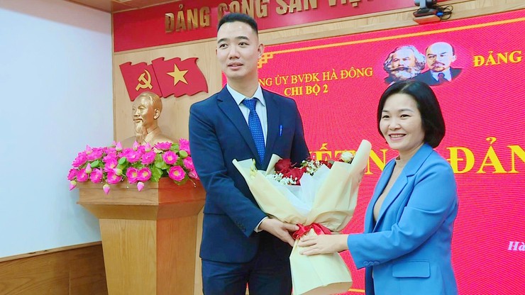 Chi bộ 2 (Đảng ủy Bệnh viện Đa Khoa Hà Đông) tổ chức Lễ kết nạp Đảng viên mới- Ảnh 2.