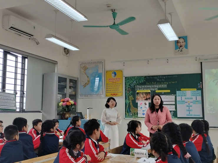 Giáo viên Trường tiểu học Duyên Hà và Tạ Hoàng Cơ đầu tư nghiêm túc, sáng tạo trong tiết dạy tại Hội thi giáo viên dạy giỏi cấp xã- Ảnh 2.