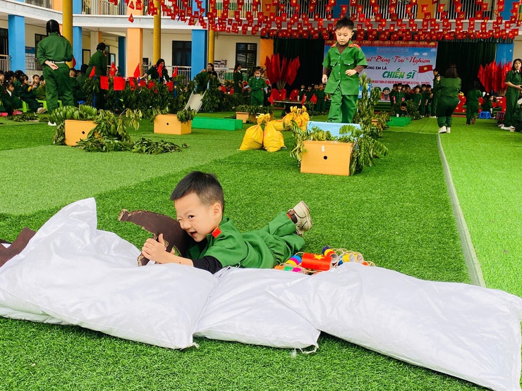 Hoạt động trải nghiệm chào mừng ngày 22/12 - Ngày thành lập Quân đội Nhân dân Việt Nam của trường Mầm non Đồng Thái, xã Vật Lại- Ảnh 12.