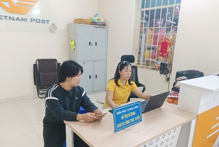 Ứng Hòa hỗ trợ người dân thực hiện dịch vụ công trực tuyến tại các Điểm bưu chính.- Ảnh 1.