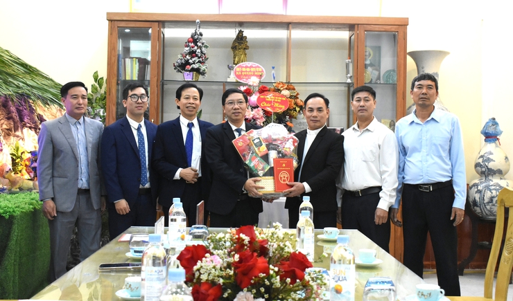 Ban Tuyên giáo và Dân vận Thành ủy Hà Nội thăm, tặng quà Giáo xứ Nội Bài nhân dịp Noel 2025- Ảnh 1.