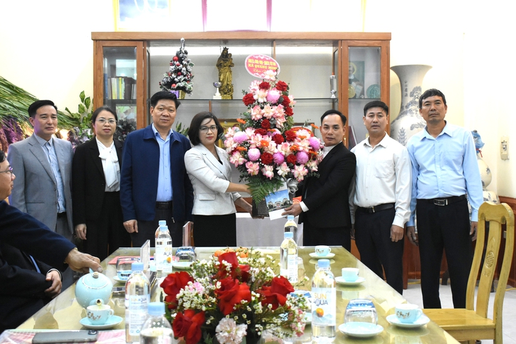 Ban Tuyên giáo và Dân vận Thành ủy Hà Nội thăm, tặng quà Giáo xứ Nội Bài nhân dịp Noel 2025- Ảnh 2.