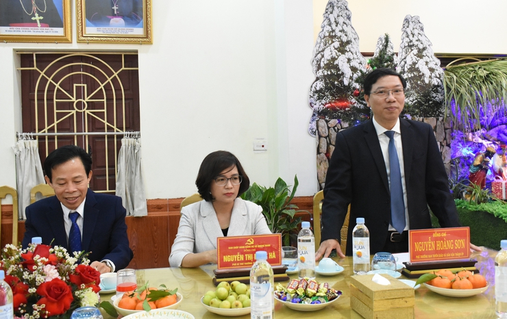 Ban Tuyên giáo và Dân vận Thành ủy Hà Nội thăm, tặng quà Giáo xứ Nội Bài nhân dịp Noel 2025- Ảnh 3.