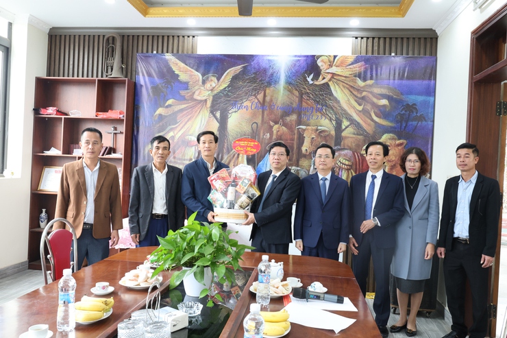 Lãnh đạo Ban Tuyên giáo và Dân vận Thành ủy thăm, chúc mừng Giáo xứ An Bài- Ảnh 1.