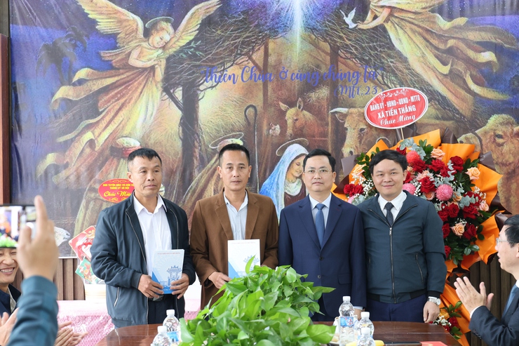 Lãnh đạo Ban Tuyên giáo và Dân vận Thành ủy thăm, chúc mừng Giáo xứ An Bài- Ảnh 3.