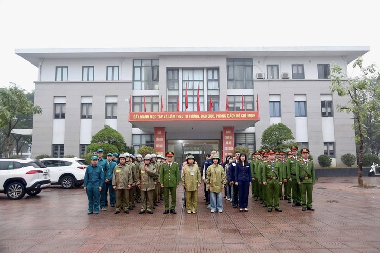 Phường Dương Nội ra quân kiểm tra, xử lý vi phạm về trật tự công cộng, trật tự đô thị, vệ sinh môi trường- Ảnh 1.
