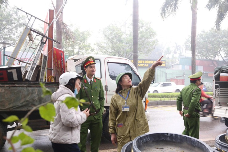 Phường Dương Nội ra quân kiểm tra, xử lý vi phạm về trật tự công cộng, trật tự đô thị, vệ sinh môi trường- Ảnh 2.
