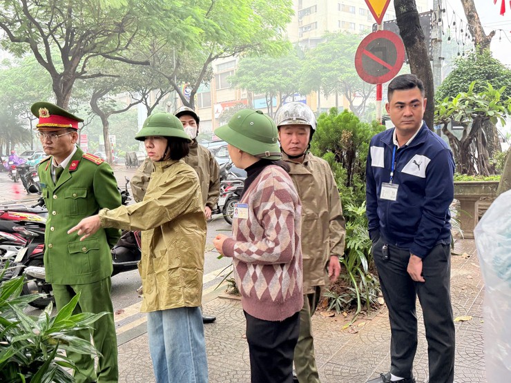 Phường Dương Nội ra quân kiểm tra, xử lý vi phạm về trật tự công cộng, trật tự đô thị, vệ sinh môi trường- Ảnh 4.