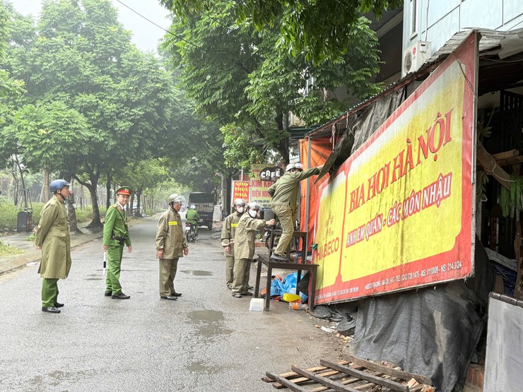 Phường Dương Nội ra quân kiểm tra, xử lý vi phạm về trật tự công cộng, trật tự đô thị, vệ sinh môi trường- Ảnh 5.
