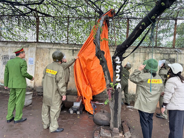 Phường Dương Nội ra quân kiểm tra, xử lý vi phạm về trật tự công cộng, trật tự đô thị, vệ sinh môi trường- Ảnh 6.