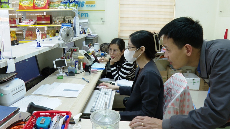 Ứng Hòa hỗ trợ người dân thực hiện dịch vụ công trực tuyến tại các Điểm bưu chính.- Ảnh 2.