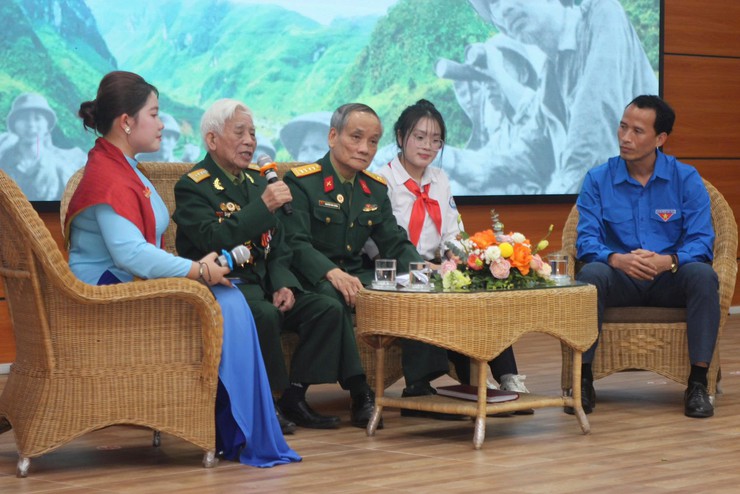 TỌA ĐÀM GIAO LƯU NHÂN CHỨNG LỊCH SỬ: “TIẾP LỬA TRUYỀN THỐNG – VỮNG BƯỚC TƯƠNG LAI”- Ảnh 2.
