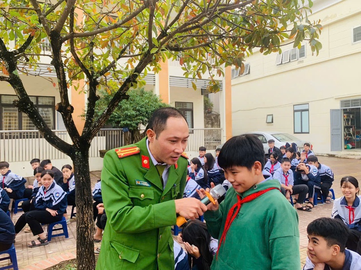 CÔNG AN XÃ DÂN HÒA TRIỂN KHAI KẾ HOẠCH 139/KH-CADH, ĐẨY MẠNH TUYÊN TRUYỀN PHÒNG, CHỐNG VŨ KHÍ, PHÁO, VẬT LIỆU NỔ TRONG TRƯỜNG HỌC- Ảnh 4.