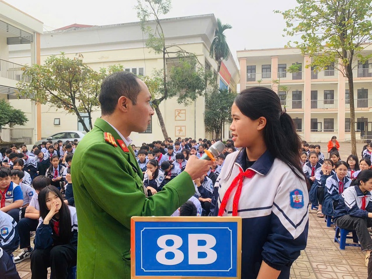 CÔNG AN XÃ DÂN HÒA TRIỂN KHAI KẾ HOẠCH 139/KH-CADH, ĐẨY MẠNH TUYÊN TRUYỀN PHÒNG, CHỐNG VŨ KHÍ, PHÁO, VẬT LIỆU NỔ TRONG TRƯỜNG HỌC- Ảnh 3.