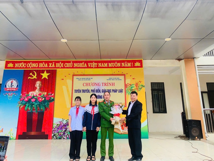 CÔNG AN XÃ DÂN HÒA TRIỂN KHAI KẾ HOẠCH 139/KH-CADH, ĐẨY MẠNH TUYÊN TRUYỀN PHÒNG, CHỐNG VŨ KHÍ, PHÁO, VẬT LIỆU NỔ TRONG TRƯỜNG HỌC- Ảnh 1.