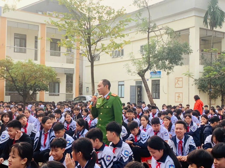 CÔNG AN XÃ DÂN HÒA TRIỂN KHAI KẾ HOẠCH 139/KH-CADH, ĐẨY MẠNH TUYÊN TRUYỀN PHÒNG, CHỐNG VŨ KHÍ, PHÁO, VẬT LIỆU NỔ TRONG TRƯỜNG HỌC- Ảnh 2.