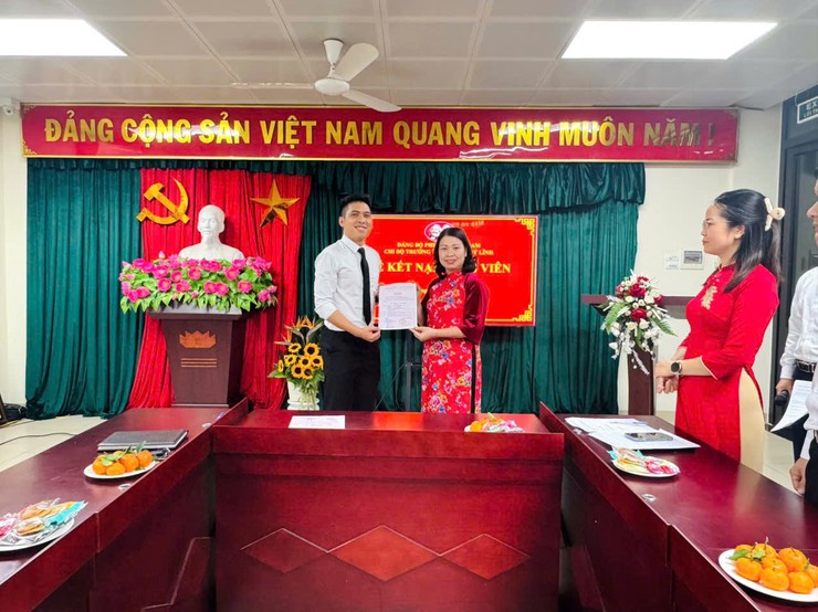 Chi bô trường Tiểu học Thúy Lĩnh tổ chức Lễ kết nạp đảng viên mới- Ảnh 1.