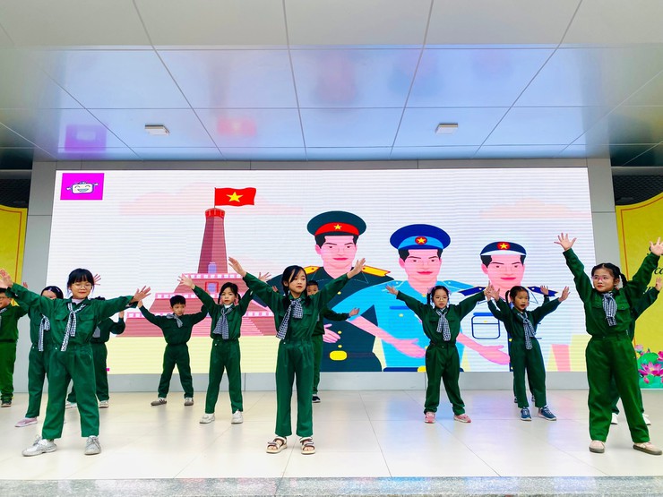 HỌC SINH TRƯỜNG TIỂU HỌC TRẦN PHÚ GIAO LƯU VỚI CÁC BÁC CỰU CHIẾN BINH PHƯỜNG LĨNH NAM 
TỔ CHỨC LỄ KẾT NẠP ĐỘI VIÊN MỚI ĐỢT I, NĂM HỌC 2025 – 2026
- Ảnh 1.