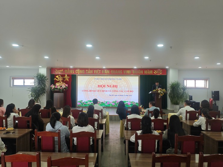 Phường Tây Hồ công bố quyết định về công tác cán bộ tại trường Mầm non Tây Hồ và trường Mầm non Chu Văn An- Ảnh 1.