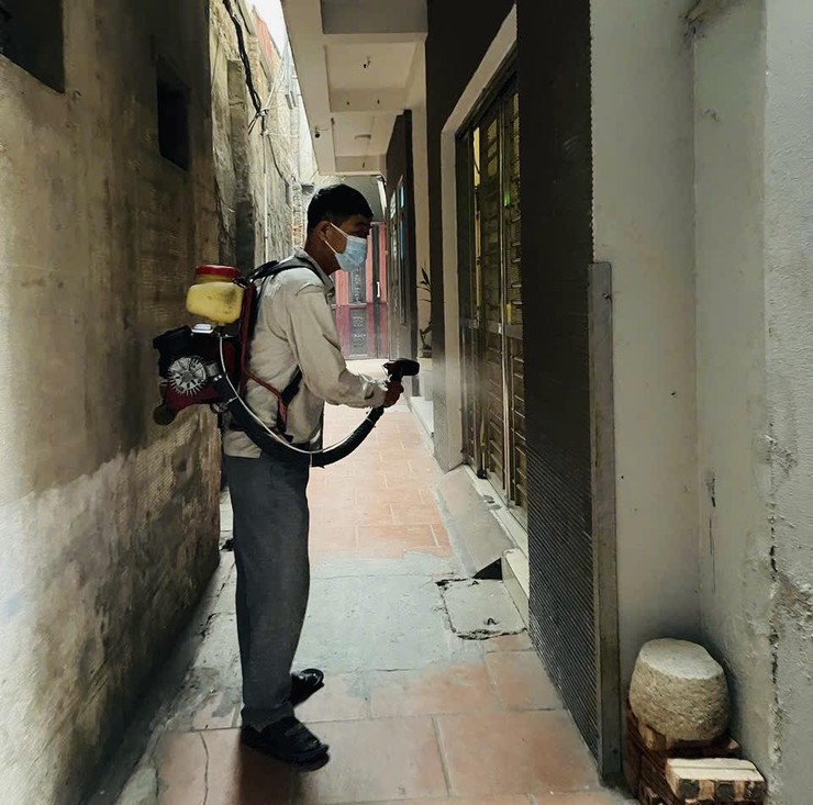 TRẠM Y TẾ PHƯỜNG KIM LIÊN PHUN HÓA CHẤT PHÒNG, CHỐNG SỐT XUẤT HUYẾT ĐỢT 2 NĂM 2025- Ảnh 4.