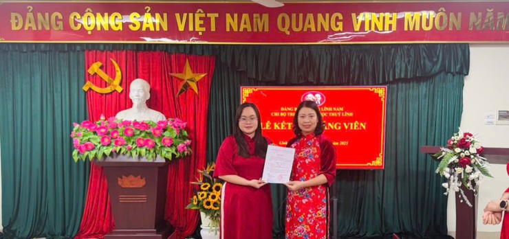 Chi bô trường Tiểu học Thúy Lĩnh tổ chức Lễ kết nạp đảng viên mới- Ảnh 2.